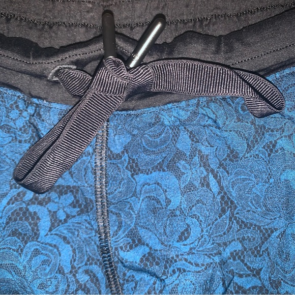 Lululemon Hotty Hot Short Mini Park Lace Multi Black and Blue Size 8 - Picture 3 of 10